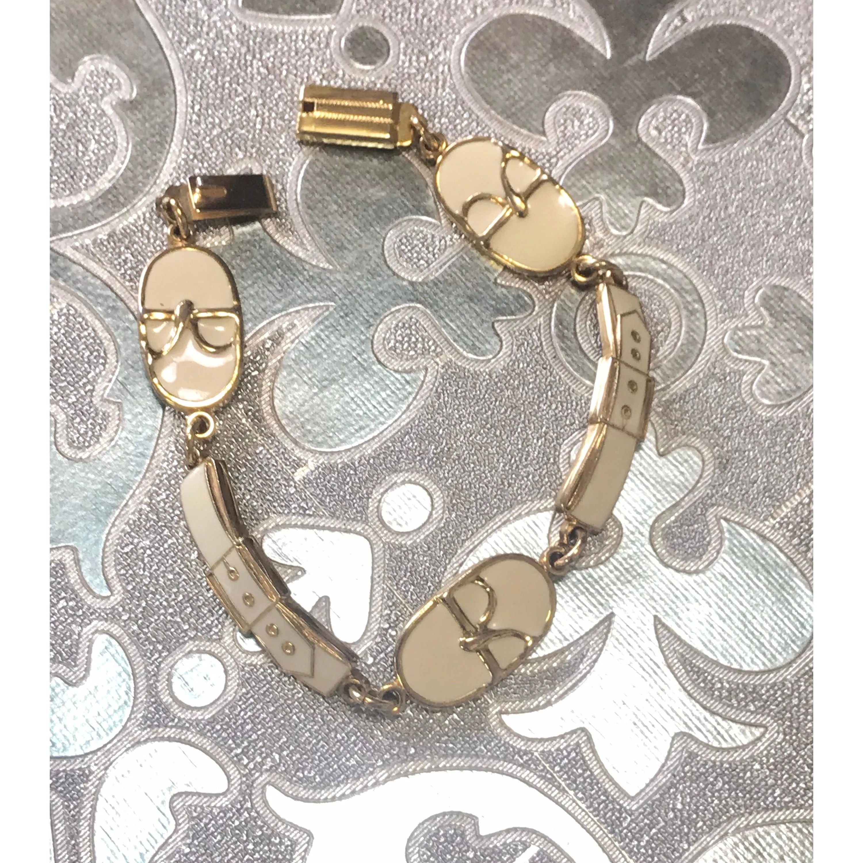 Vintage Roberta di Camerino chain bracelet with white logo charms. Beautiful jewelry. 0602071